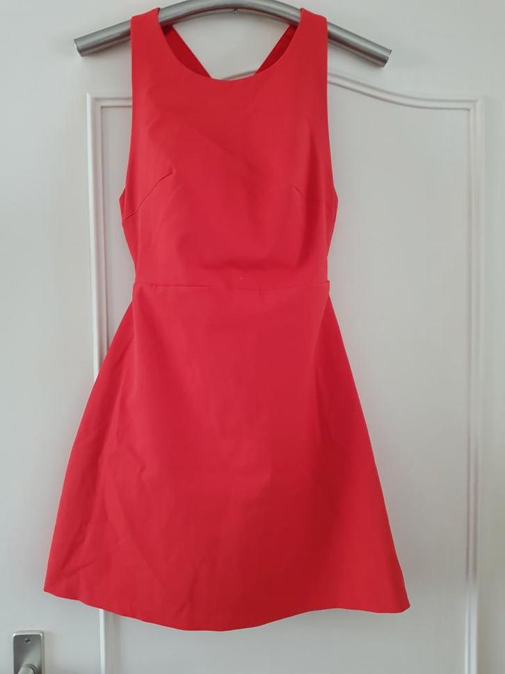 @ Rode jurk - Maat m maar valt als s. Zara, Kleding | Dames, Jurken, Zo goed als nieuw, Maat 36 (S), Rood, Boven de knie, Ophalen of Verzenden