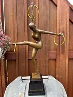 elegant bronzen sculptuur Art vrouw danseres met ringen, Antiek en Kunst, Kunst | Beelden en Houtsnijwerken, Ophalen of Verzenden