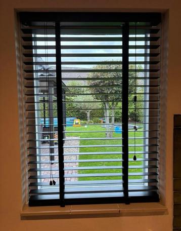 2 stuks houten jaloezieën beschikbaar voor biedingen