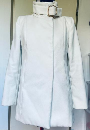 Witte dames winterjas. Maat M.  Mango beschikbaar voor biedingen