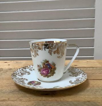 beeldige kop en schotels met vogels en medaillons beschikbaar voor biedingen