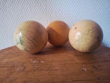3 hele oude biljartballen beschikbaar voor biedingen