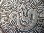Mooie grote oude Chinese munt met karakters en draak 4,4 cm., Antiek en Kunst, Ophalen of Verzenden