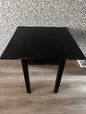 Klein zwart houten eettafeltje  beschikbaar voor biedingen