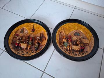 Oude antieke gipsen wandborden met reliëfscène, 2 stuks  beschikbaar voor biedingen