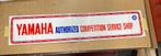 Nieuw (NOS) Grote Sticker YAMAHA SERVICE SHOP (98x20 CM), Ophalen of Verzenden, Nieuw, Auto of Motor
