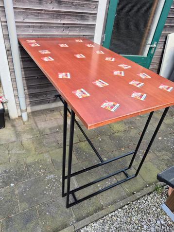 Statafel(of met barkrukken) beschikbaar voor biedingen