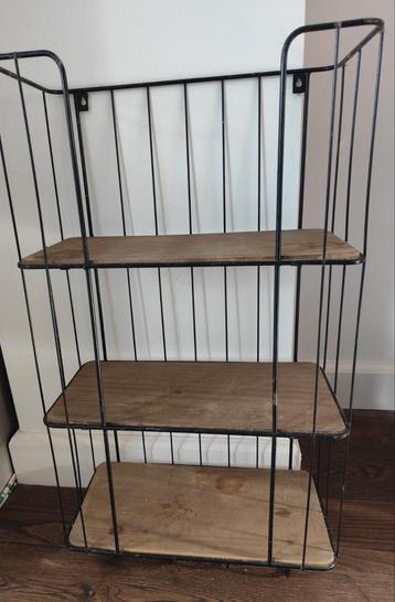 Wandrek met haken, metaal een houtplanken beschikbaar voor biedingen