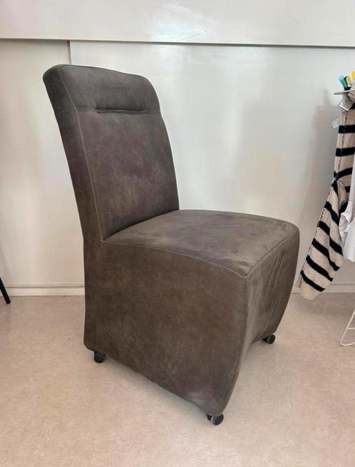 4x Bruine Leen Bakker Eetkamerstoel met Wieltjes, Huis en Inrichting, Stoelen, Zo goed als nieuw, Eén, Stof, Bruin, Ophalen