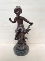 Bronzen Moreau Beeldje Meisje op Boomstronk, Antiek en Kunst, Antiek | Koper en Brons, Verzenden