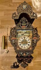Grote zware Friese Stoelklok met beschilderde wijzerplaat., Antiek en Kunst, Ophalen of Verzenden