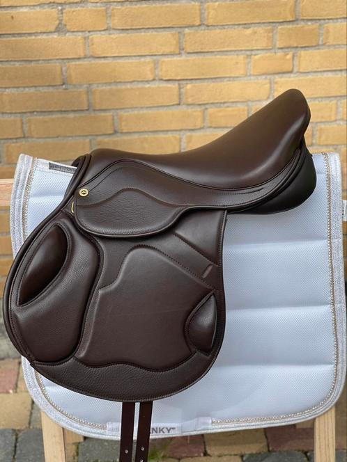 Award bruin Springzadel mono 17,5  aanpasbare boom en wol, Dieren en Toebehoren, Paarden en Pony's | Zadels, Zo goed als nieuw
