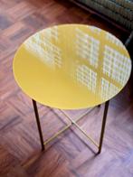 Oker gele glazen side table / bijzettafel, Minder dan 55 cm, Rond, Zo goed als nieuw, Hout