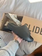 Adidas Yeezy Slide Onyx maat 42, Slippers, Zwart, Nieuw, Ophalen of Verzenden