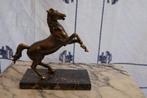 Stijgend paard op marmeren voetplaat, Antiek en Kunst, Ophalen of Verzenden
