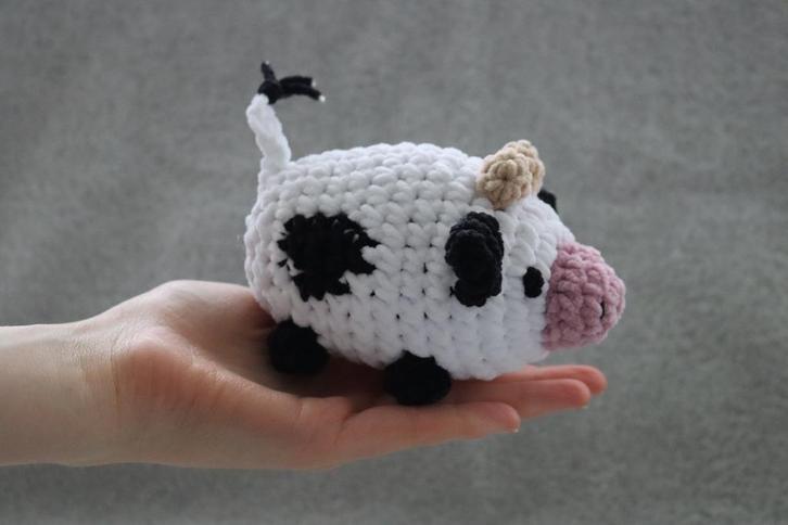 Koe - zelfgehaakte knuffel, Hobby en Vrije tijd, Breien en Haken, Zo goed als nieuw, Haken, Overige typen, Ophalen of Verzenden