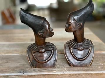 2 x vintage houten beeld / buste Afrika. Gezichten man vrouw beschikbaar voor biedingen