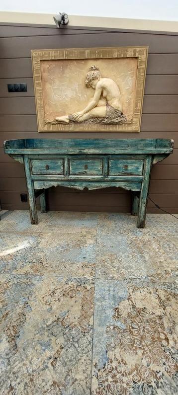 Mooie sidetable beschikbaar voor biedingen