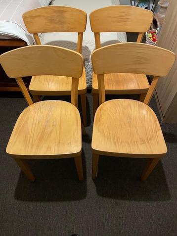 4 houten eetkamerstoelen beschikbaar voor biedingen