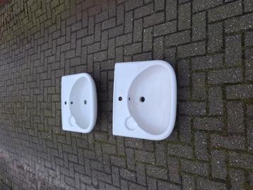 Twee wasbakken met bijpassende halfzuilen beschikbaar voor biedingen