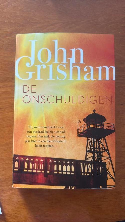 John Grisham - De onschuldigen, Boeken, Thrillers, Zo goed als nieuw, Nederland, Ophalen of Verzenden