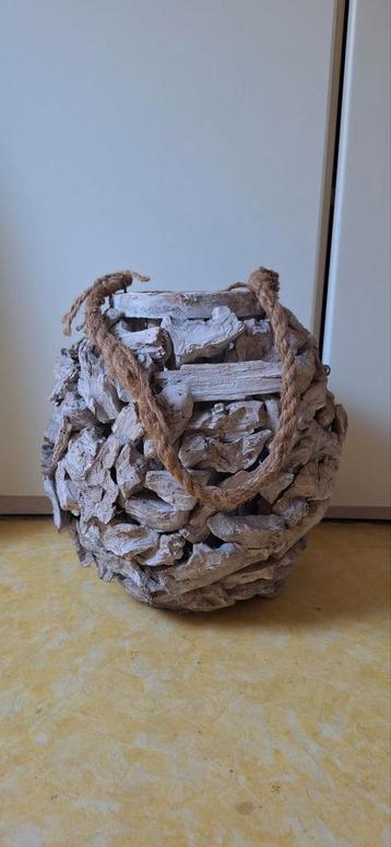 Sfeervol windlicht van hout beschikbaar voor biedingen