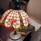 Hele grote tiffany lamp ,op hoge bijzondere bronze poot, Huis en Inrichting, Lampen | Tafellampen, Ophalen of Verzenden, Minder dan 50 cm