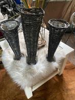 3 rieten vazen met metalen voet, Overige materialen, Gebruikt, Overige kleuren, Ophalen of Verzenden