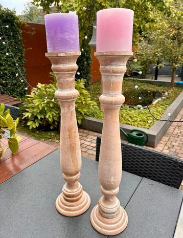 Set van twee massief houten white wash kandelaars beschikbaar voor biedingen