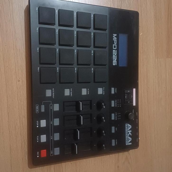 Akai MPD226 in uitstekende staat!, Muziek en Instrumenten, Midi-apparatuur, Zo goed als nieuw, Ophalen of Verzenden