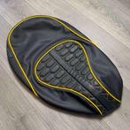 UITVERKOOP! Zadelhoes Vespa Sprint geel audi rs custom, Info@jynkx.com, Jynkx, Nieuw, Ophalen of Verzenden