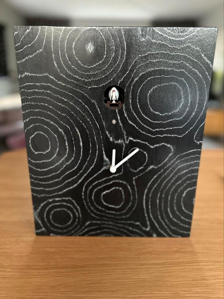 Moderne houten koekoesklok zwart met wit/grijze nerf, Huis en Inrichting, Woonaccessoires | Klokken, Zo goed als nieuw, Staande klok