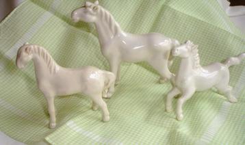﻿SET VAN 3 VINTAGE WIT PORSELEINEN PAARDEN - wvq beschikbaar voor biedingen
