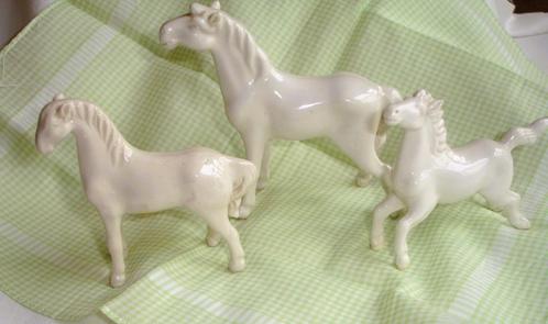 ﻿SET VAN 3 VINTAGE WIT PORSELEINEN PAARDEN - wvq, Antiek en Kunst, Curiosa en Brocante, Verzenden