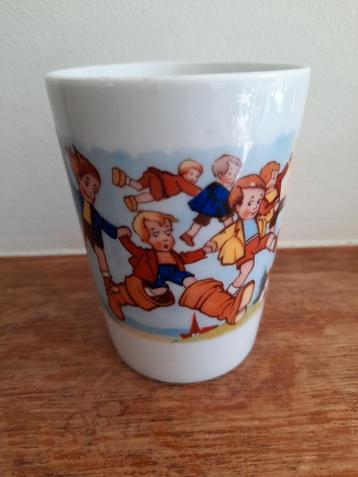 Beker Klein duimpje, aardewerk beschikbaar voor biedingen