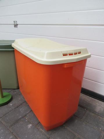 retro oranje en groene wasmand beschikbaar voor biedingen