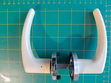 20 witte bakelieten deurkrukken met zilveren rozet beschikbaar voor biedingen