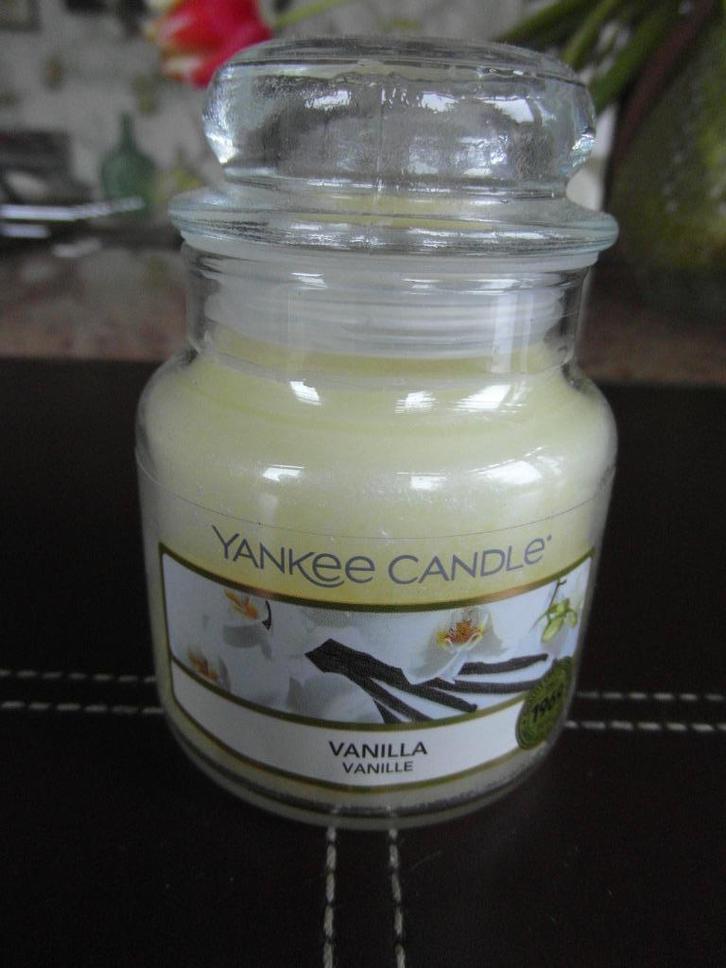 YANKEE CANDLE Geurkaars  "VANILLA" Small Jar, Huis en Inrichting, Woonaccessoires | Kandelaars en Kaarsen, Nieuw, Kaars, Minder dan 25 cm