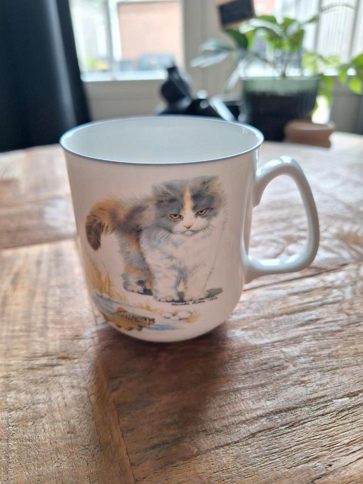Engels servies - 2 mokken met kat afbeelding, Huis en Inrichting, Keuken | Servies, Gebruikt, Kop(pen) en/of Schotel(s), Overige stijlen