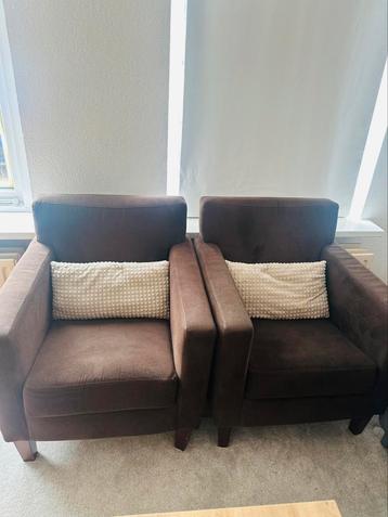 Twee zitstoelen fauteuills bankstellen beschikbaar voor biedingen