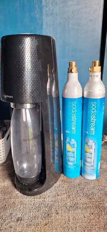 SodaStream met 2 cilinders en fles beschikbaar voor biedingen