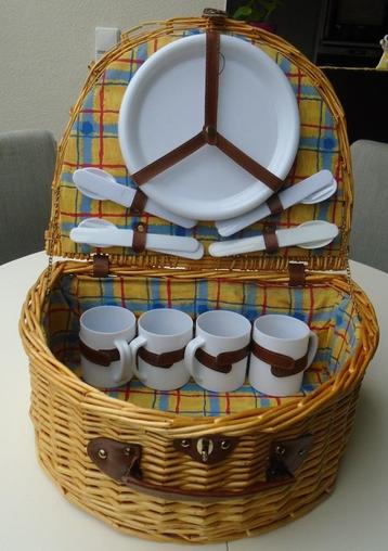 PICKNICKMAND 4 PERSOONS GROOT HALF ROND LICHT 5 NIEUW beschikbaar voor biedingen