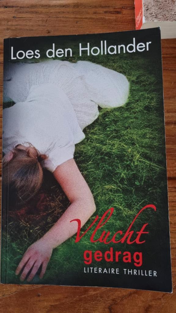 Loes den Hollander - Vluchtgedrag, Boeken, Thrillers, Zo goed als nieuw, Ophalen of Verzenden