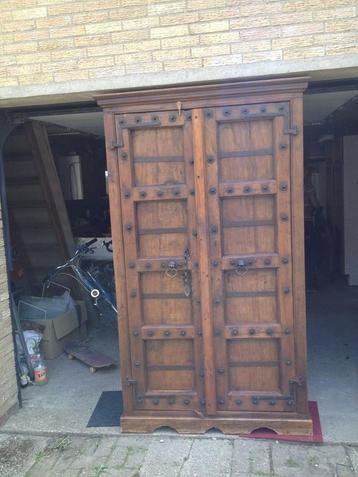 Grote houten kast beschikbaar voor biedingen