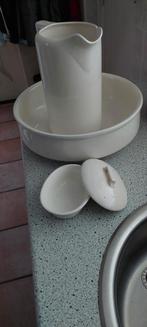 Oude waskom en kan en zeepbakje, Ophalen