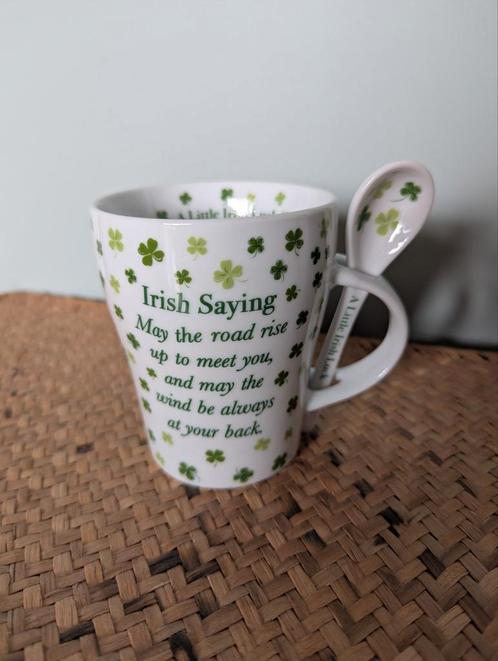 Kopje plus lepeltje- A little Irish luck, Huis en Inrichting, Keuken | Servies, Zo goed als nieuw, Kop(pen) en/of Schotel(s), Overige stijlen