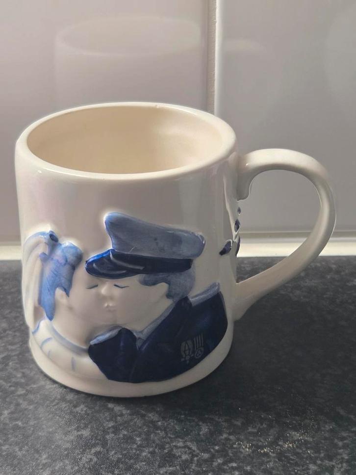 Delfts Blauwe Mok in Reliëf Willem-Alexander en Maxima, Verzamelen, Koninklijk Huis en Royalty, Nieuw, Servies, Nederland, Ophalen of Verzenden