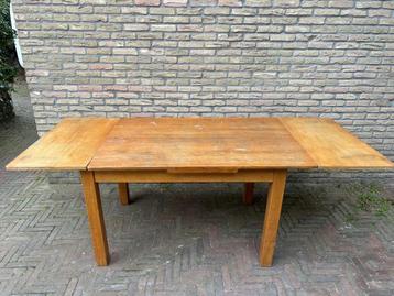 Uitschuifbare houten eettafel beschikbaar voor biedingen
