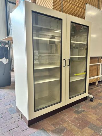 Dubbele vitrinekast (afm.120 cm breed en 140 cm hoog) beschikbaar voor biedingen