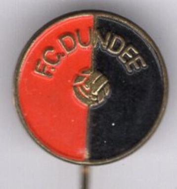 F.C. Dundee zilverkleurig voetbalclub speldje ( Z_154a ) beschikbaar voor biedingen